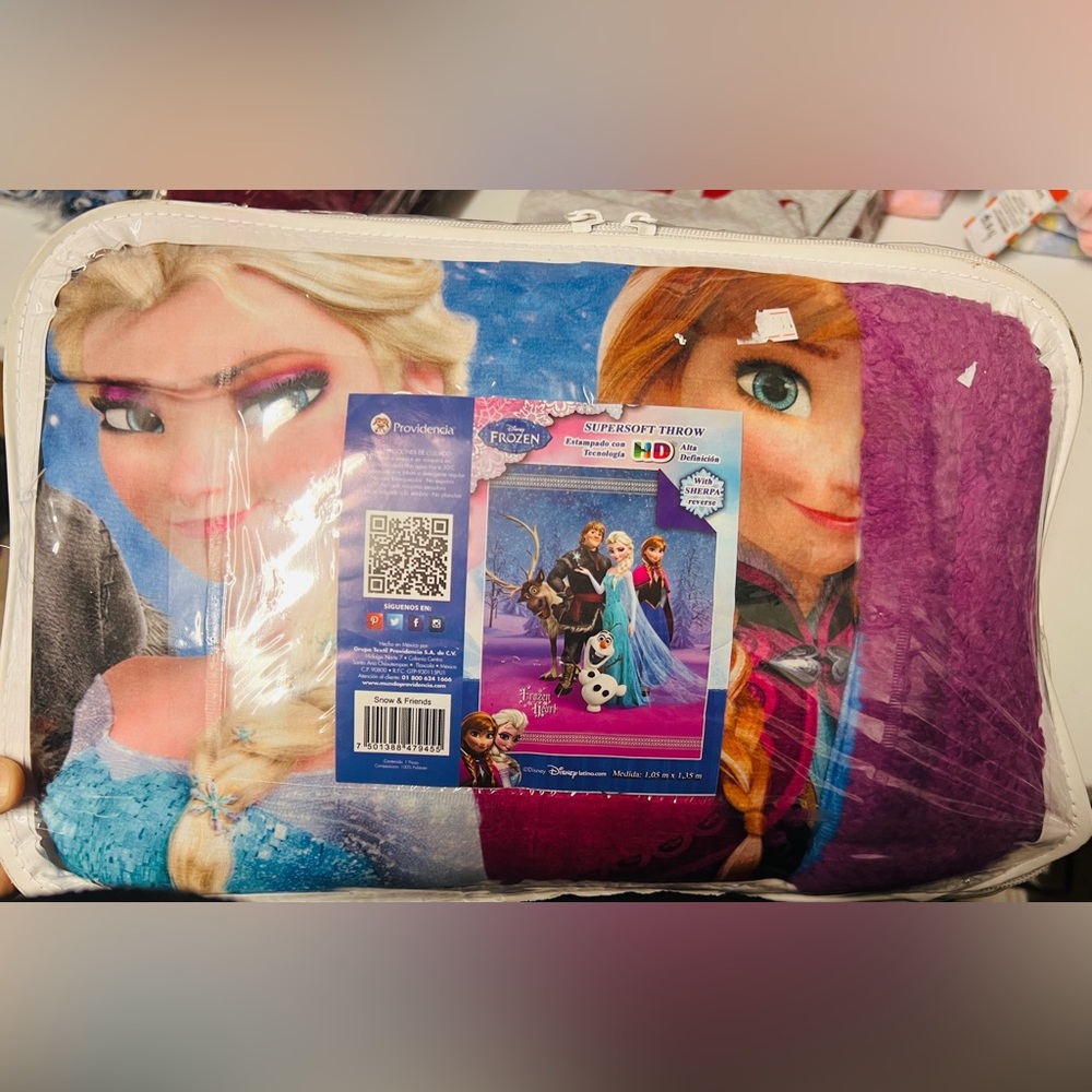Disney Frozen with Sven and Olaf, Elsa and Anna Sherpa Borrego Throw Blanket NEW